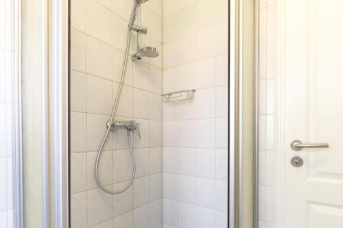 W łazience znajduje się prysznic ze szklanymi drzwiami. w obiekcie Appartement Weststrand w mieście Westerland