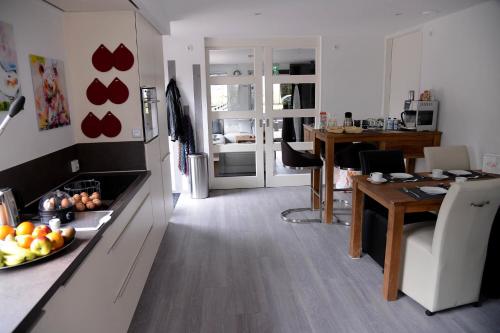 cocina y comedor con mesa y encimera en Guest House Aan de Hollandse IJssel, en Montfoort