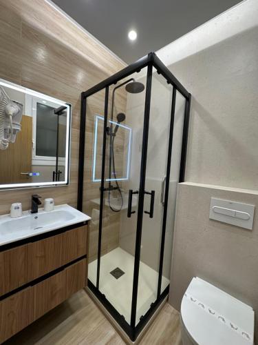 W łazience znajduje się prysznic i umywalka. w obiekcie Hostal Alogar w Barcelonie