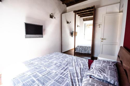 ローマにあるScent Of Trastevereのベッドルーム(ベッド1台、テレビ、鏡付)