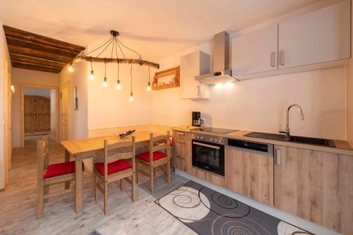 cocina con mesa de madera y comedor en Chalet Novablick, en Gaschurn