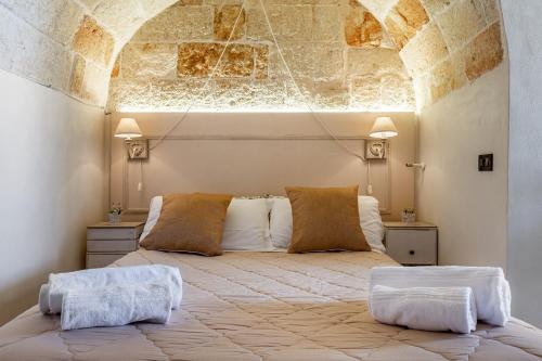 una camera da letto con un grande letto con due cuscini di Respiro del mare a Polignano a Mare