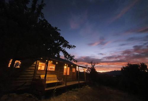 una cabaña por la noche con las luces encendidas en Cabaña y Domos Ollagua con vista al lago en Cholila