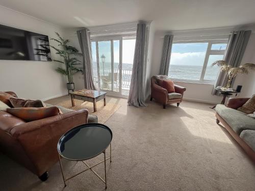 uma sala de estar com vista para o oceano em Beyond The Sea - FREE all Island parking permit em Ventnor