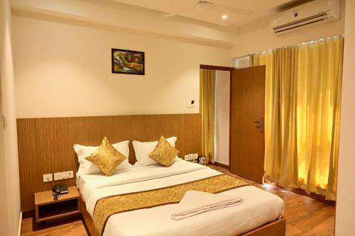 pokój hotelowy z 2 łóżkami i oknem w obiekcie GRAND ONE TOWER w mieście Ćennaj