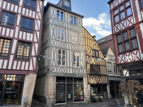 un groupe de vieux bâtiments dans une rue dans l'établissement Le 1732, Rouen coeur d'histoire, Duplex au calme, à Rouen