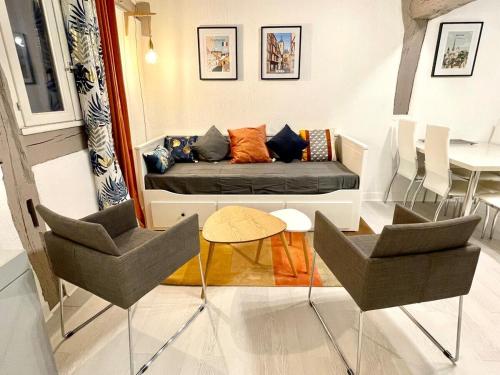 - un petit salon avec un canapé et des chaises dans l'établissement Le 1732, Rouen coeur d'histoire, Duplex au calme, à Rouen