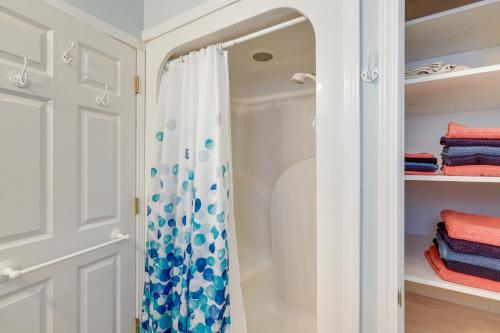 eine Dusche mit einem blauen und weißen Duschvorhang in der Unterkunft Family Friendly Mears Cottage - Walk to the Beach! in Mears