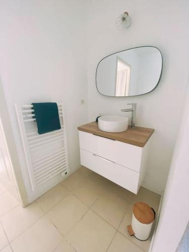 Kúpeľňa v ubytovaní Maisonnette avec terrasse à Yves