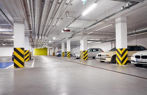 een parkeergarage met meerdere auto's erin geparkeerd bij B&B Hotel Lublin Centrum in Lublin