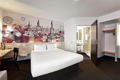 Säng eller sängar i ett rum på B&B Hotel Lublin Centrum