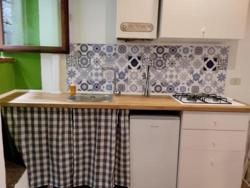 a small kitchen with a sink and a stove at Casa della chiocciola in Castel del Piano