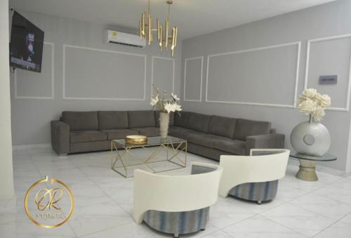 sala de estar con sofá y mesa en OR HOTEL 94, en Barranquilla
