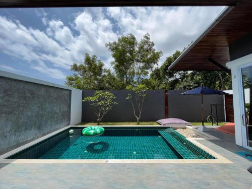 - une piscine dans l'arrière-cour d'une maison dans l'établissement Sand House, à Chaweng