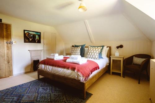 Worstead的住宿－New Lane Cottage，一间卧室配有一张床和一把椅子