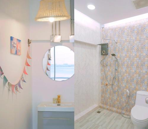 是拉差的住宿－มารินอส บีชเฮ้าส์ Marinos Beach house，带淋浴、卫生间和镜子的浴室