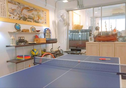 a room with a ping pong table in it at มารินอส บีชเฮ้าส์ Marinos Beach house in Si Racha