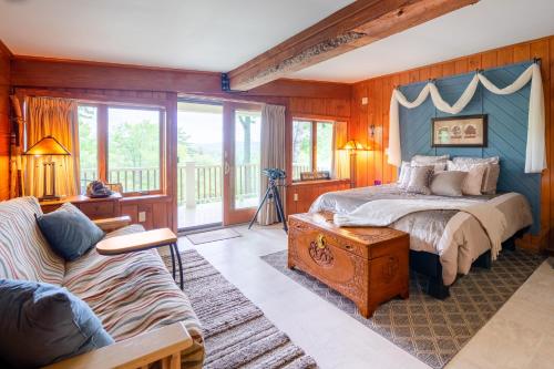 ein Schlafzimmer mit einem Bett und einem Sofa in der Unterkunft Dragonwood Retreat 