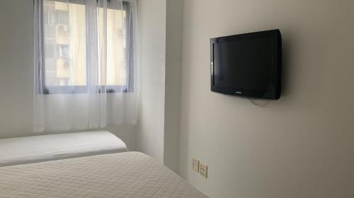 Una televisión o centro de entretenimiento en Apt 2qts 1 suíte BeiraMar PontaVerde Edf Neo 2 4