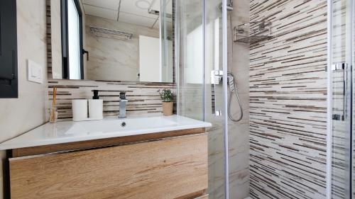 y baño con lavabo y ducha. en PANORAMIC design home en Finestrat