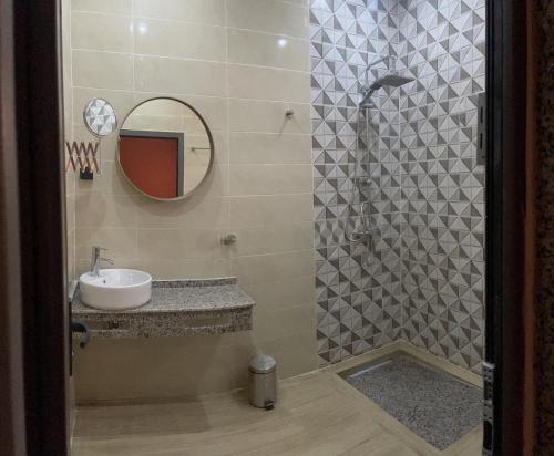 La salle de bains est pourvue d'un lavabo et d'un miroir. dans l'établissement résidence zeineb, à Nouakchott