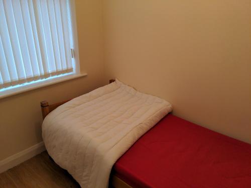 - une petite chambre avec un lit et une fenêtre dans l'établissement Liverpool, à Liverpool
