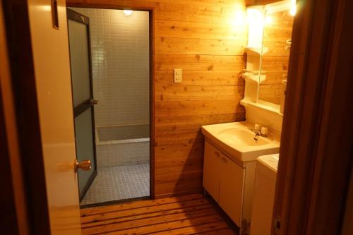 La salle de bains est pourvue de toilettes, d'un lavabo et d'une douche. dans l'établissement Dogashima Land Hohia / Vacation STAY 81112, à Tago