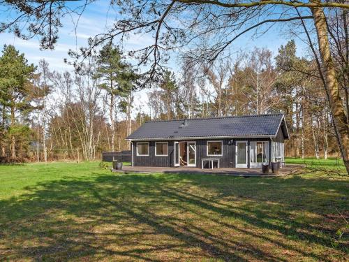 una pequeña casa en medio de un campo en 2 person holiday home in L s, en Læsø