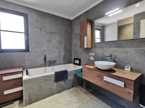 A bathroom at Villa Turchina- vue imprenable à Erbalunga
