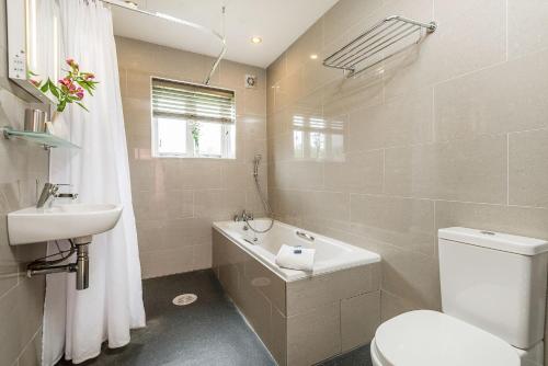 費肯漢的住宿－Tern，浴室配有卫生间、盥洗盆和浴缸。