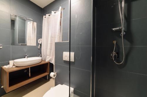 a bathroom with a toilet and a sink and a shower at Grand Hotel Europa in Rivisondoli