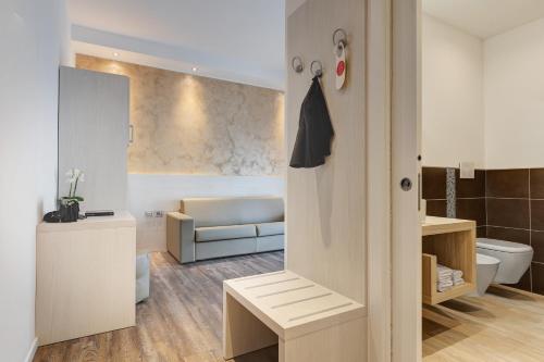 La salle de bains est pourvue de toilettes et d'un lavabo. dans l'établissement Hotel Piccadilly, à Lido di Jesolo