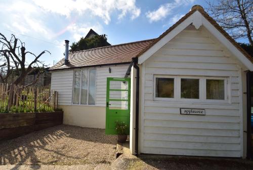 ein kleines weißes Haus mit grüner Tür in der Unterkunft Applecote a studio apartment for two Rye, East Sussex in Rye
