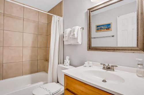 Koupelna v ubytování Charming Condo w/ Pool – 500 Yards to Beach, Near Lighthouse & Downtown