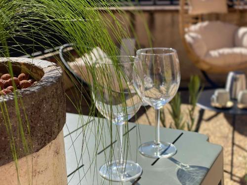 deux verres à vin assis au-dessus d'une table dans l'établissement Le Saint-Jean - Climatisation, à Montauban