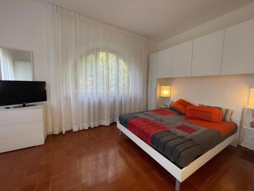 カスティリョンチェッロにあるVilletta Marinaのベッドルーム(ベッド1台、薄型テレビ付)