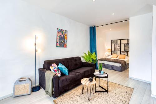 un salon avec un canapé et un lit dans l'établissement L5 2mins Walk to the Beach Heart of Old Town Nice, à Nice