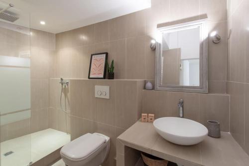 une salle de bain avec un lavabo, des toilettes et une baignoire dans l'établissement L5 2mins Walk to the Beach Heart of Old Town Nice, à Nice