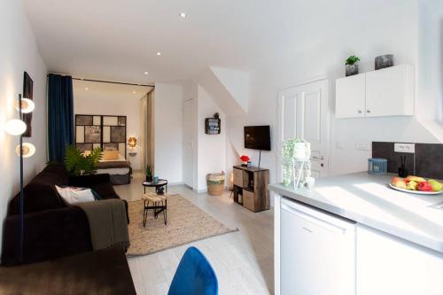 un salon avec une cuisine et un salon avec un canapé dans l'établissement L5 2mins Walk to the Beach Heart of Old Town Nice, à Nice