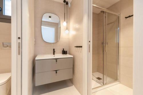 a bathroom with a sink and a shower at Beferent Los Arenales playa 2 in Arenales del Sol