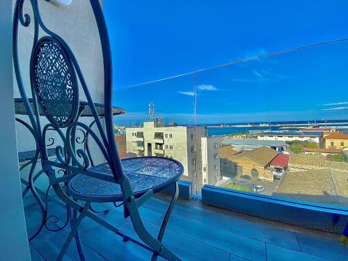 una sedia su un balcone con vista sulla città di L 'APPRODO FELICE a Palermo