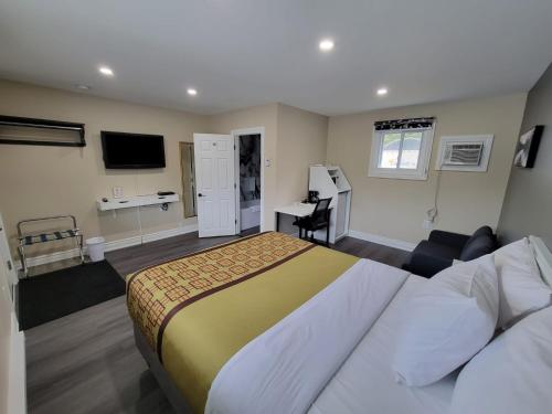 TV a/nebo společenská místnost v ubytování Pine Motel