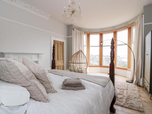 1 dormitorio con cama blanca y ventana grande en Mars Hill Lower, en Dunoon