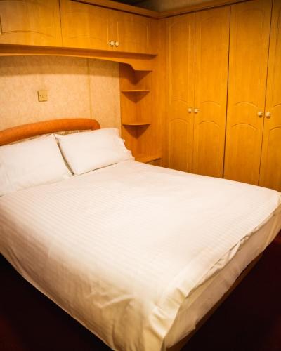 Säng eller sängar i ett rum på The Beeches Static Caravan