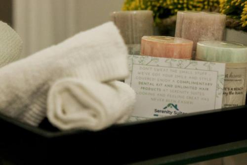 BiñanにあるSerenity Suites: Your tranquil gateway!のテーブルの上にタオルとキャンドルが置かれた箱