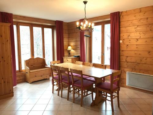 une salle à manger avec une table et des chaises en bois dans l'établissement T3 de standing Chamonix, parking/WIFI, proche remontées - FR-1-507-34, à Chamonix-Mont-Blanc