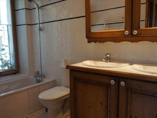 y baño con lavabo, aseo y espejo. en Appartement Chamonix-Mont-Blanc, 3 pièces, 4 personnes - FR-1-507-34, en Chamonix-Mont-Blanc