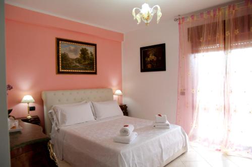 um quarto com uma cama com duas toalhas em B&BYanet's Beautiful House em Civitavecchia
