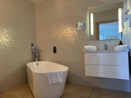 Ένα μπάνιο στο Hotel Revellata & Spa