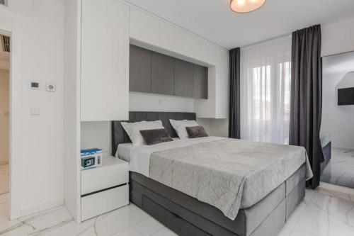 una camera da letto con un letto grande in una stanza di Villa Ivani a Sukošan (San Cassiano)